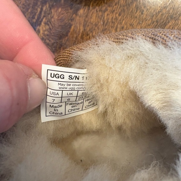 UGG Tan Boots with Cream Fur Lining - Picture 2 of 5